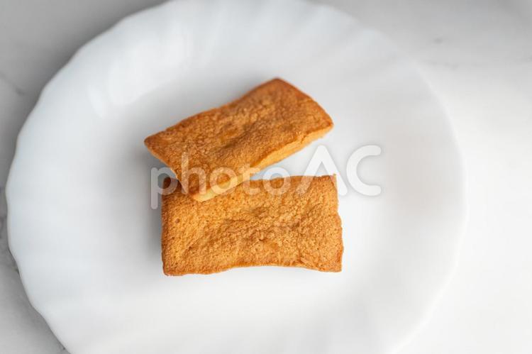 白皿に映える焼き菓子 フィナンシェ,白皿,焼き菓子の写真素材