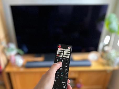 テレビの前でリモコンを持つ　3 テレビ,見る,リモコンの写真素材