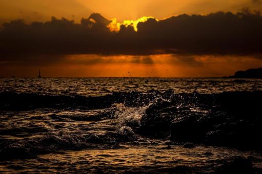 <素材>秋の海に沈む夕日と海の波しぶき <素材>秋の海に沈む夕日と海の波しぶき 海,空,サンセットの写真素材