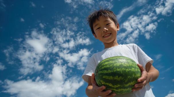 スイカを持つ男の子の写真