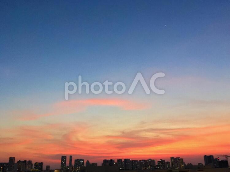 空模様・夕焼け 空,夕焼け,夕暮れの写真素材