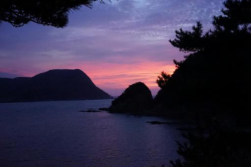 夕焼け空と岬のシルエット 夕焼け空と岬のシルエットの写真
