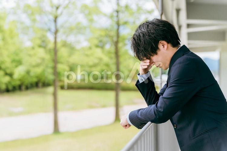 仕事で悩む若いアジア人ビジネスマン 悩む,失敗,困るの写真素材