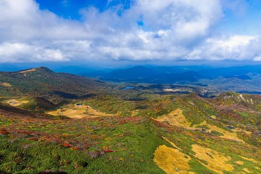 秋色に染まる 栗駒山の絶景 秋色に染まる 栗駒山の絶景 山,秋,紅葉の写真素材