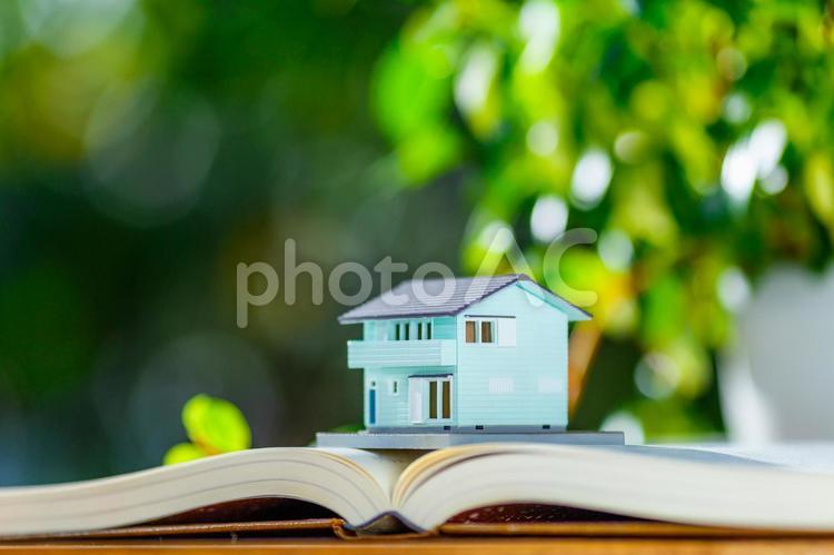 住宅模型と本 住まい,暮らし,マイホームの写真素材