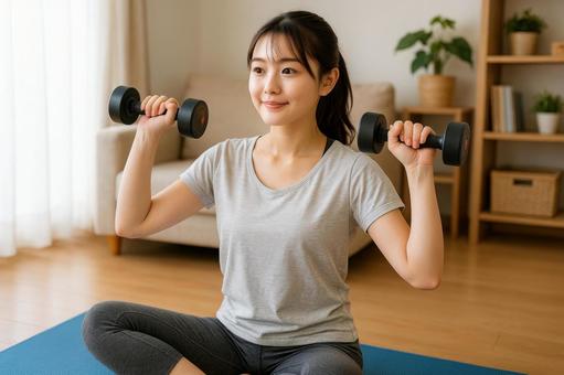 自宅筋トレをする女性 自宅筋トレをする女性の写真