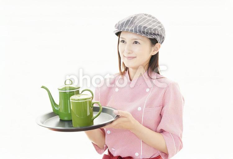 飲み物を運ぶウェイトレス 女性,女,ウェイトレスの写真素材
