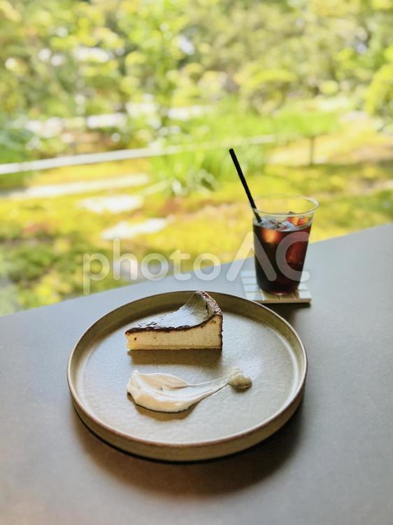 カフェタイム　お庭 バスクチーズケーキ,コーヒー,アイスコーヒーの写真素材