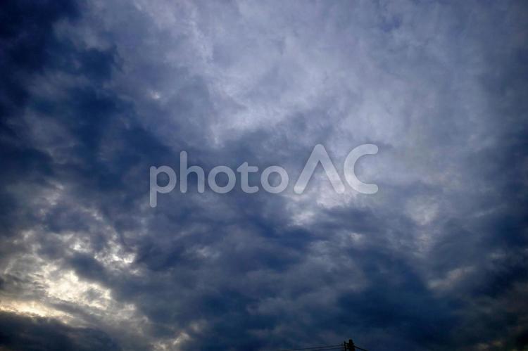 夏の早朝に浮かぶ怪しげな雲たち 雲,空,風景の写真素材