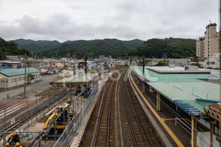 浅虫温泉こ線橋からのホームと線路の景色 鉄道,青い森鉄道,浅虫温泉駅の写真素材