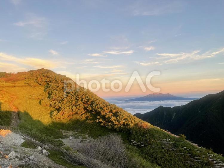 御嶽山をバックに日が差しこむ 御嶽山,日が差し込む,早朝の空の写真素材