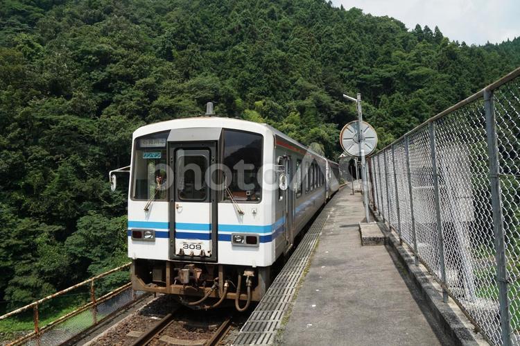 ＪＲ三江線の宇都井駅に入線する普通列車 jr三江線,jr西日本,三江線の写真素材