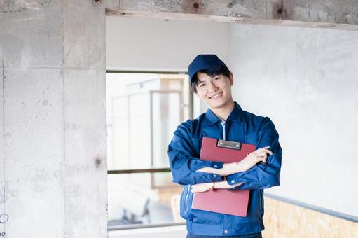 コンクリートの点検をする若い作業員 仕事,スマイル,コピースペースの写真素材