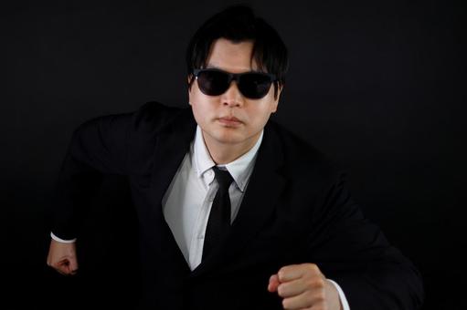 黒スーツの男性ポーズ 黒スーツの男性ポーズ 男性,スーツ,黒スーツの写真素材