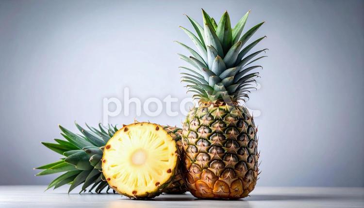 丸のままとカットしたパイナップル パイナップル,丸ごと,ヘタ付きの写真素材