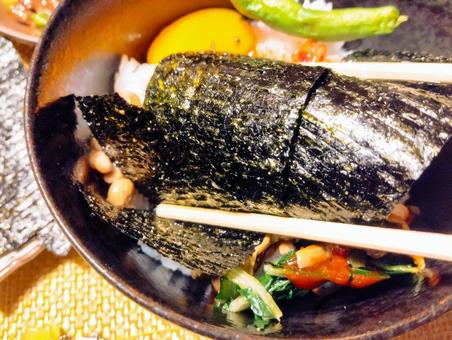 焼肉のっけ納豆ごはんを海苔で 焼肉のっけ納豆ごはんを海苔で 焼肉,韓国,キムチの写真素材