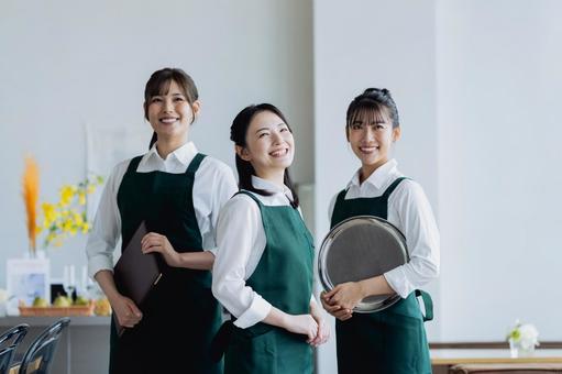 カフェで働く若い女性 カフェで働く若い女性 女性,カフェ,アルバイトの写真素材