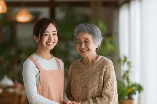 若い女性介護士とシニア女性 若い女性介護士とシニア女性の写真