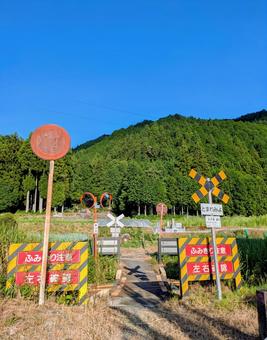 雲一つない空と田舎の小さな踏切 雲一つない空と田舎の小さな踏切 踏切,標識,最大幅の写真素材