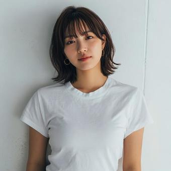 光と影が美しいショートヘアの日本人女性 光と影が美しいショートヘアの日本人女性の写真