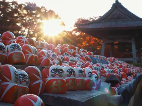 ダルマと夕日の写真