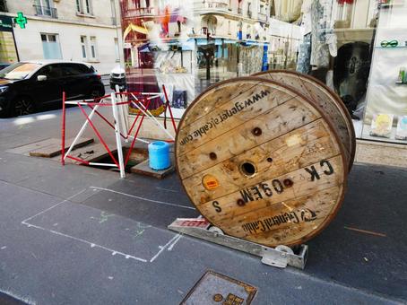 道端に置かれた巨大なコードリール 道端に置かれた巨大なコードリールの写真