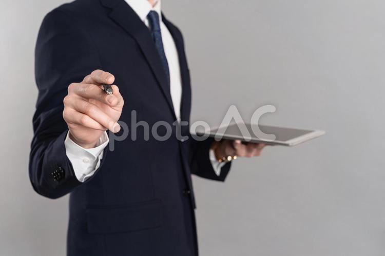タブレットとペンを持つサラリーマンの手 タブレット,持つ,タッチペンの写真素材