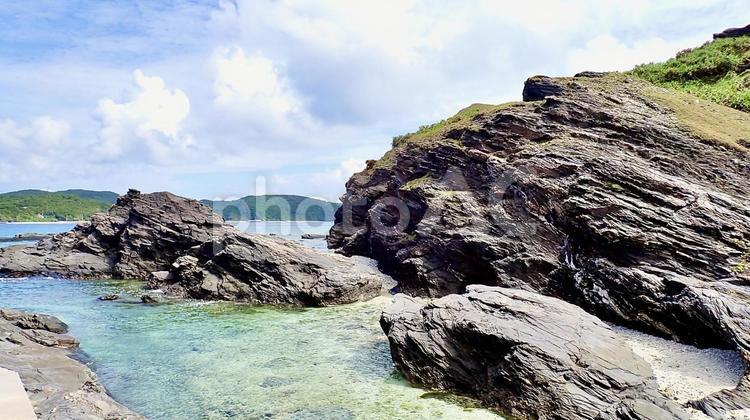 沖縄県慶良間諸島嘉比島の海岸の風景 嘉比島,海,岩の写真素材