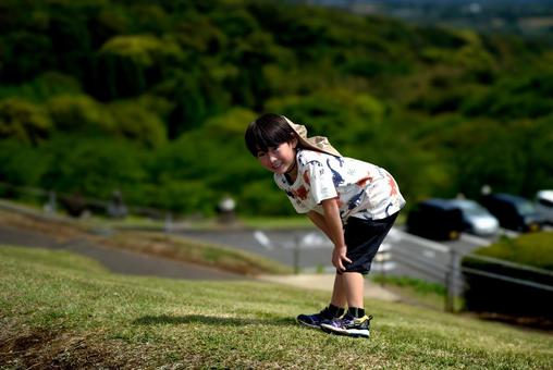 ＜素材＞家族旅行で秋の山頂に登る男の子 子供,山登り,山の写真素材