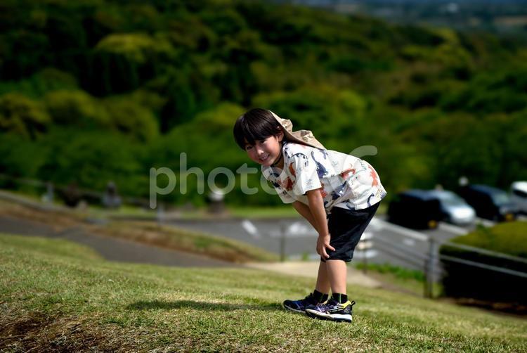 ＜素材＞家族旅行で秋の山頂に登る男の子 子供,山登り,ウォーキングの写真素材