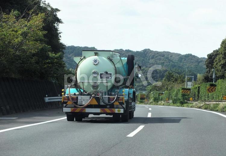 タンク車 カーブのくだり坂ドライブ タンク車 カーブのくだり坂ドライブ タンク車,道路,カーブの写真素材