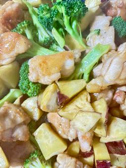 もも肉、さつまいも、ブロッコリー 手作り,夕食,食事の写真素材