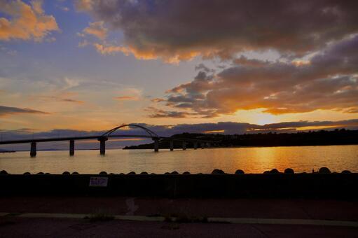 沖縄・瀬底大橋と夕陽 瀬底大橋,瀬底島,夕陽の写真素材