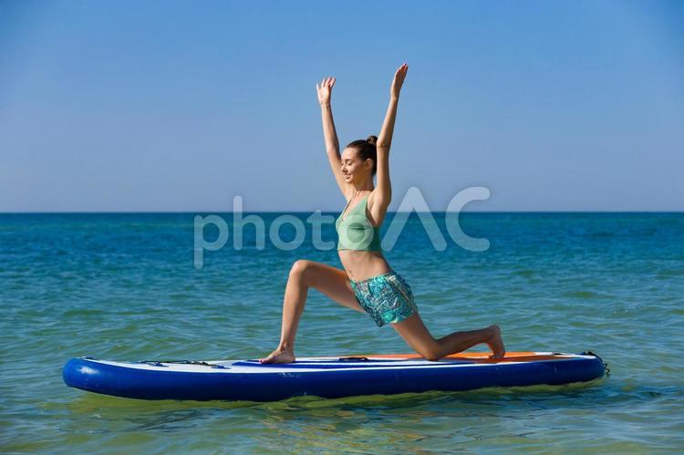 SUPヨガをする女性 supヨガ,女性,ヨガウェアの写真素材