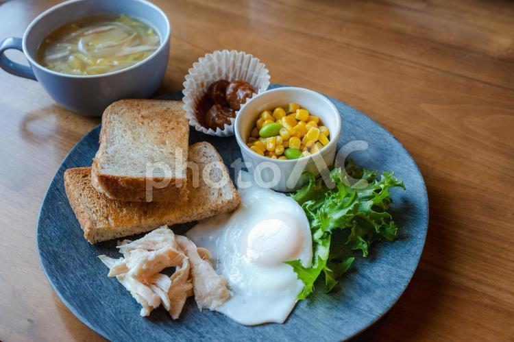 目玉焼きとトーストの洋朝食プレート 朝食,洋食,トーストの写真素材