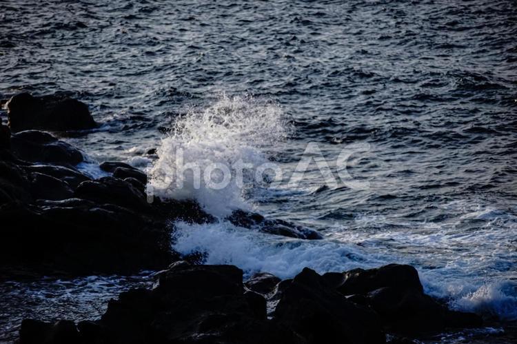 ＜五島の風景＞荒れた鐙瀬溶岩海岸の波 海,空,波の写真素材