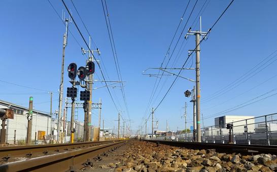 青空と線路の横断歩道からの景色 青空と線路の横断歩道からの景色 線路,踏切,空の写真素材