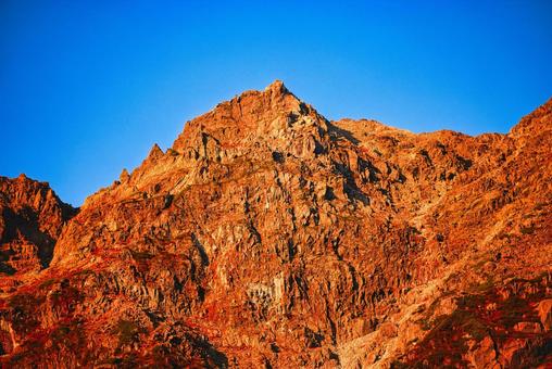 朝焼けの紅葉の北アルプスの奥穂高岳 朝焼けの紅葉の北アルプスの奥穂高岳 朝焼け,モルゲンロート,北アルプスの写真素材