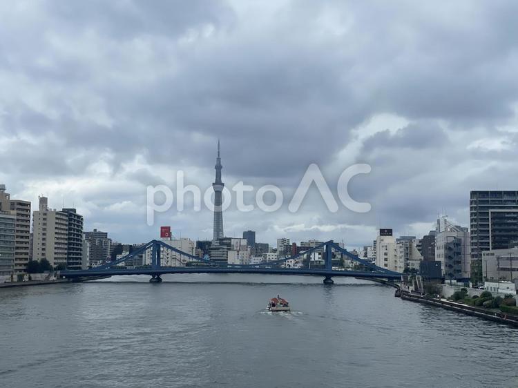 曇りのスカイツリーと清洲橋と船 ランドマーク,空,スカイツリーの写真素材
