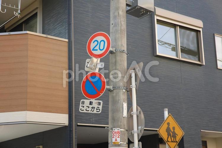 経年劣化した道路標識 経年劣化,街並み,道路標識の写真素材