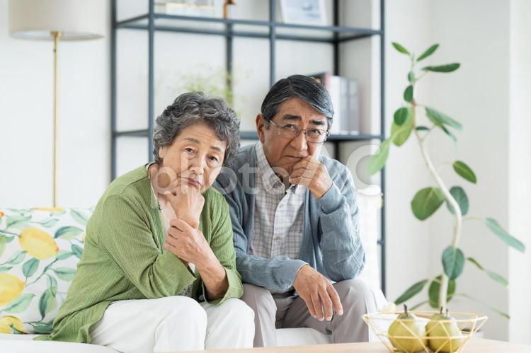リビングで悩むシニアの夫婦 シニア,悩む,夫婦の写真素材