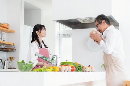 キッチンで料理を作るミドルの夫婦 料理,夫婦,家族の写真素材
