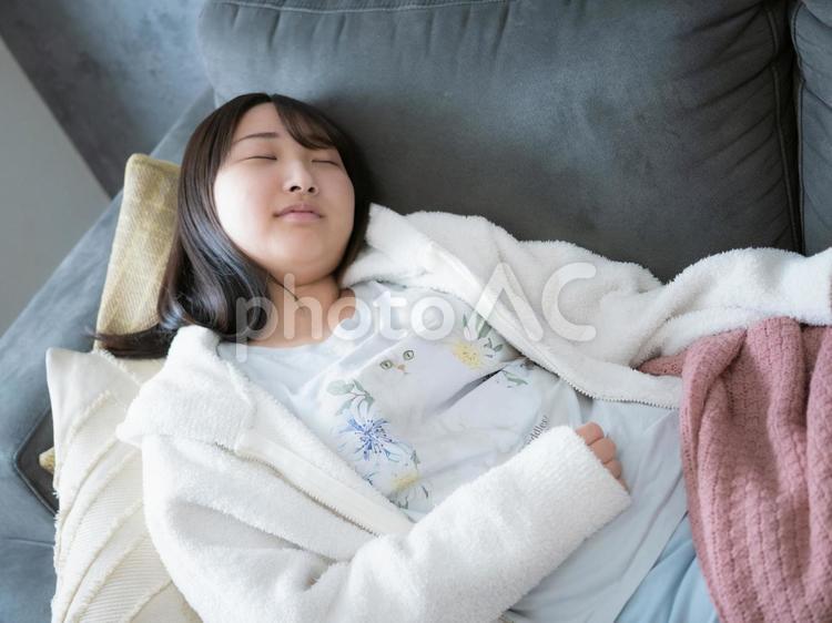 16：ソファで寝ている女の子 睡眠,休憩,仮眠の写真素材