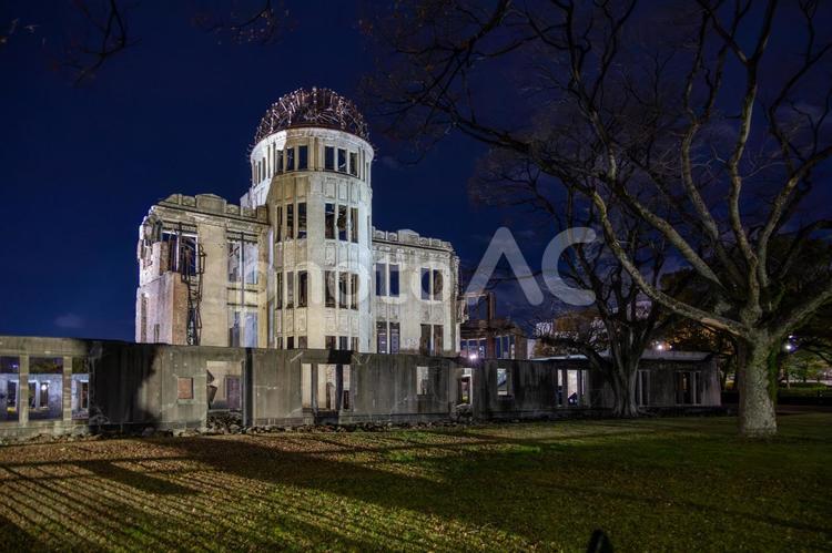 ライトアップされた原爆ドームの夜景 原爆ドーム,平和記念公園,被ばくの写真素材