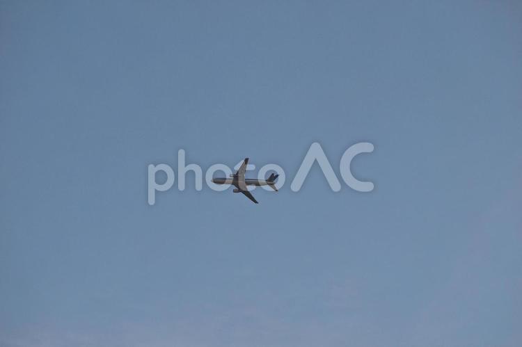 秋空を行く旅客機 飛行機,航空機,旅客機の写真素材