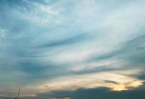夕焼け空に浮かぶ雲 夕焼け空に浮かぶ雲の写真