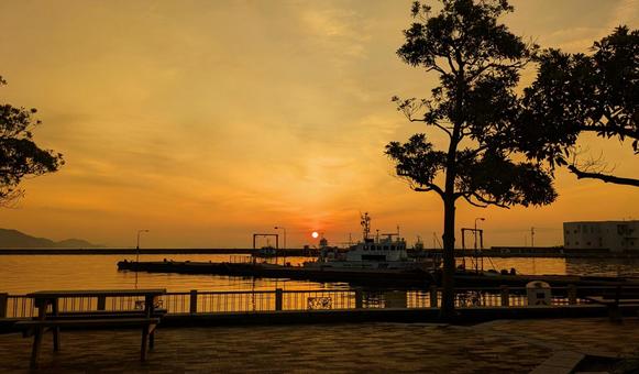 朝焼けの港-02 朝焼けの港-02の写真