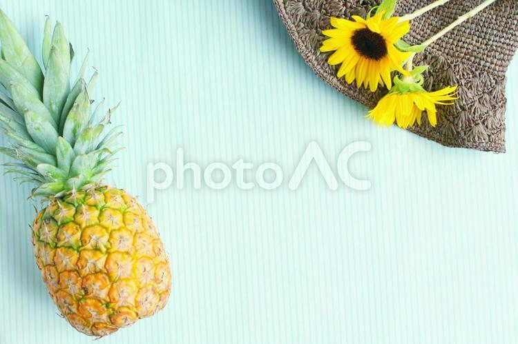 パイナップルとひまわりと麦わら帽子 ひまわり,花,夏イメージの写真素材