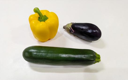 黄色パプリカとナスとズッキーニ素材 黄色パプリカとナスとズッキーニ素材の写真