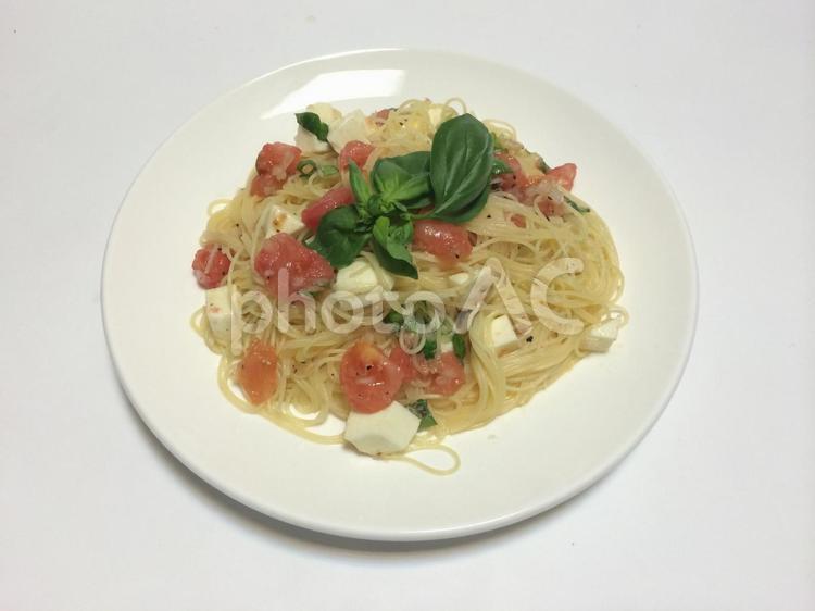 モッツァレラとバジルとトマトの冷製パスタ 冷製パスタ,モッツァレラ,チーズの写真素材